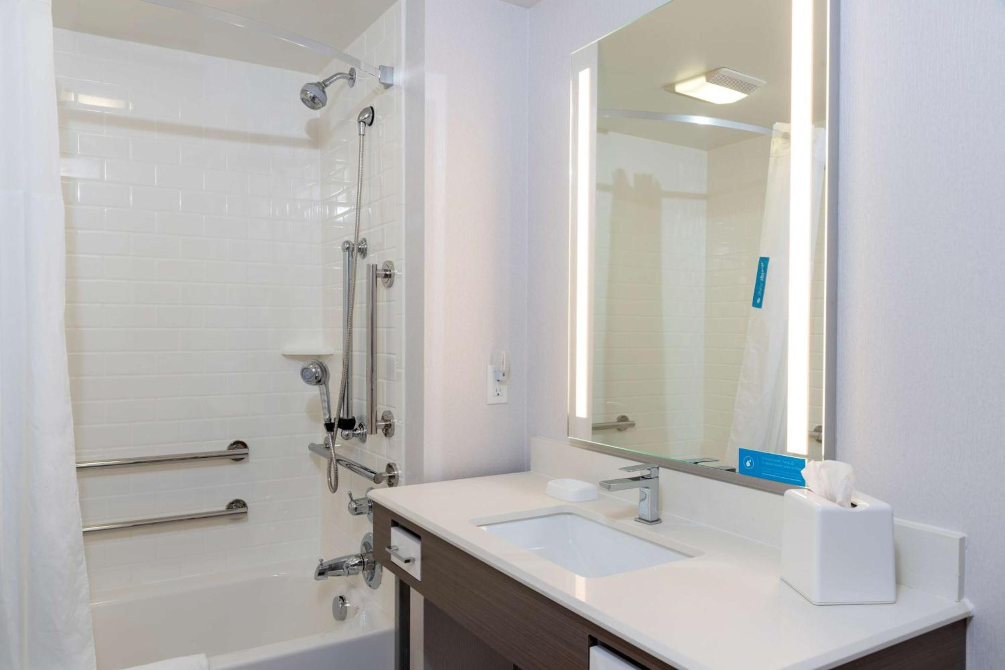Hampton Inn Holland Esterno foto