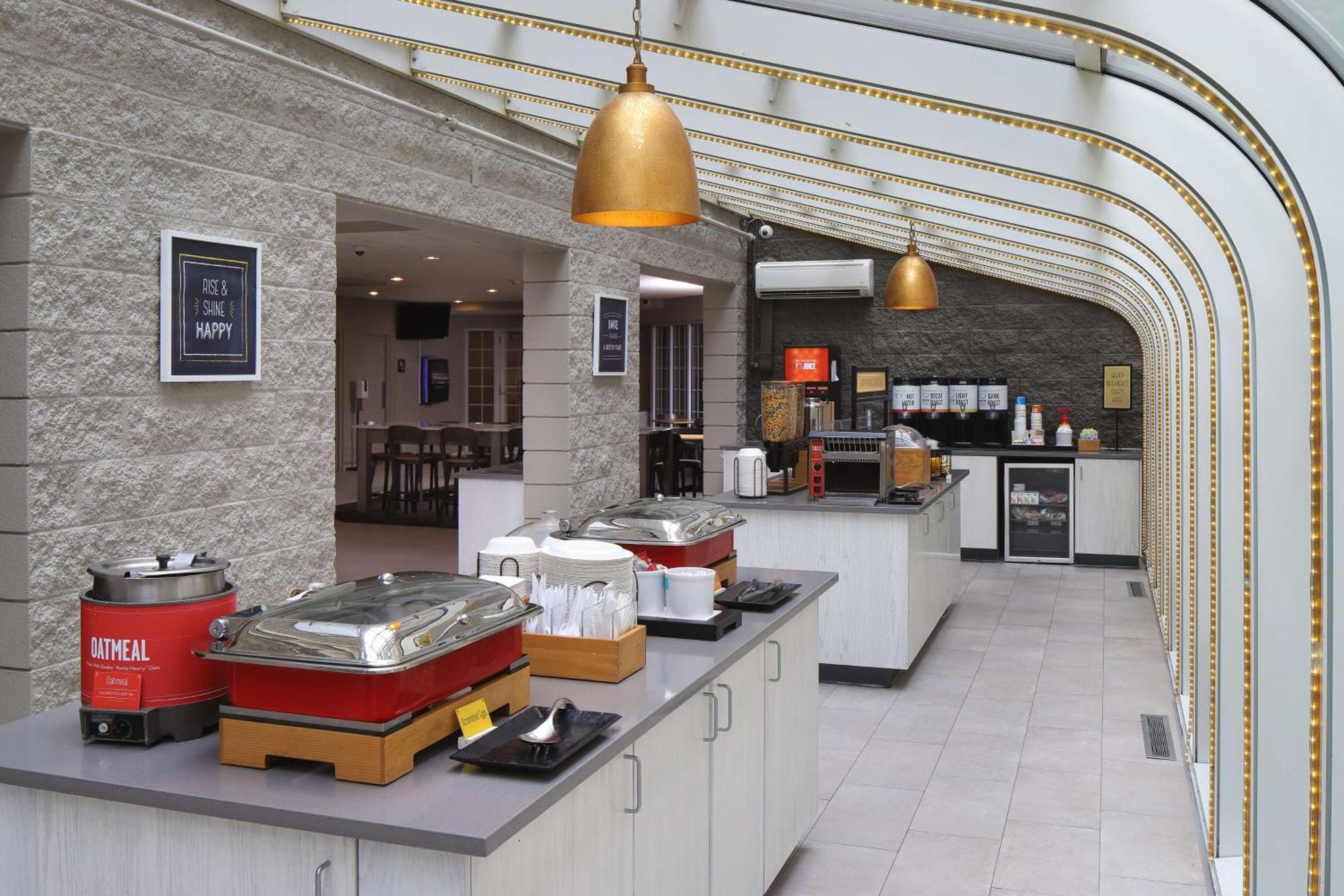 Hampton Inn Holland Esterno foto